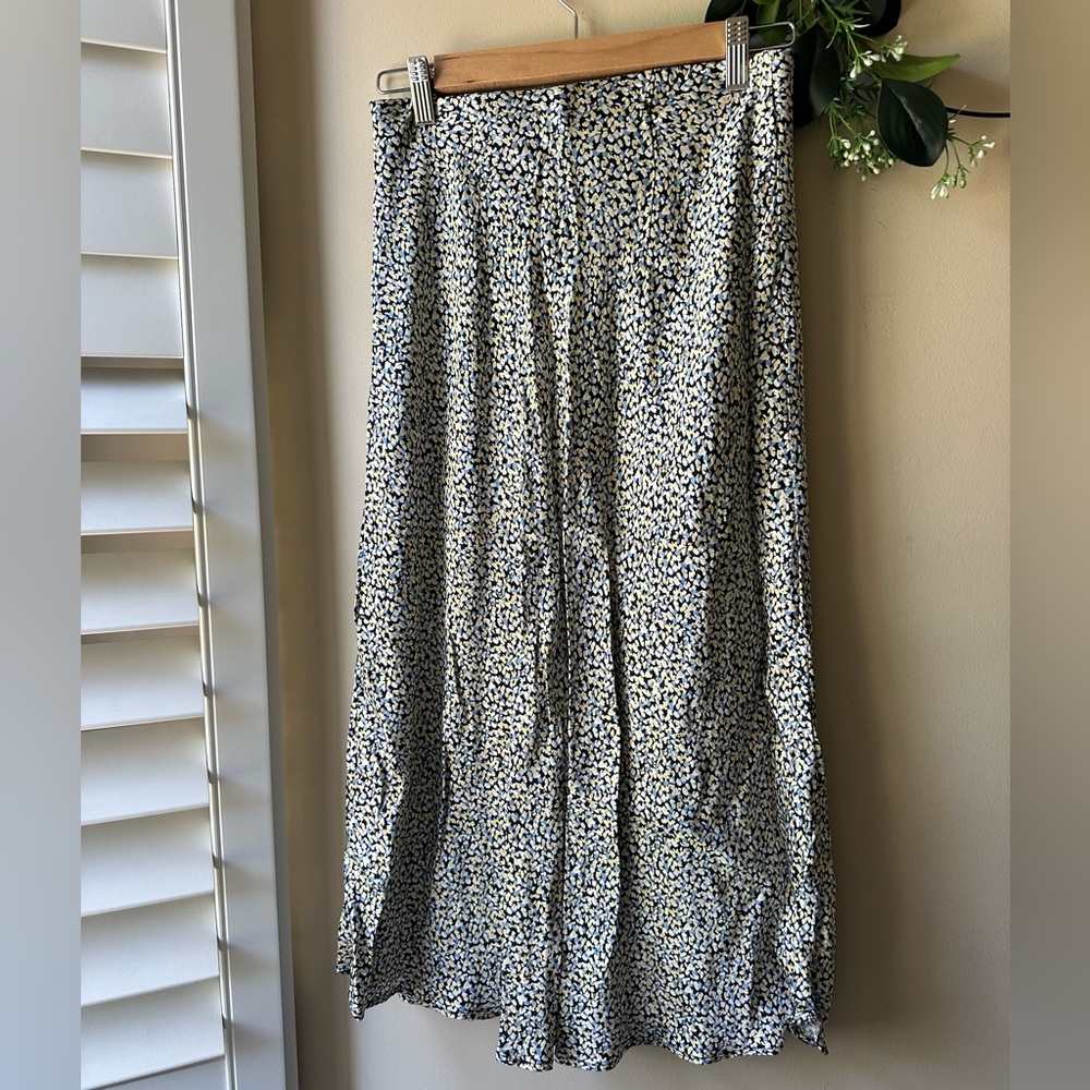 H&M Skirt - Picture 2 of 12